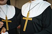 Zwei Frauen als Nonnen verkleidet für Halloween