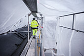 Ingenieur im Gehen auf der Baustelle