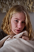 Porträt einer weinenden jungen Frau