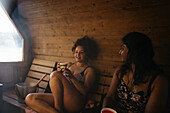 Freundinnen unterhalten sich in der Sauna