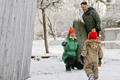 Glückliche Familie mit Weihnachtsbaum im Winter