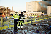 Zwei Ingenieure bei der Arbeit auf einer Baustelle