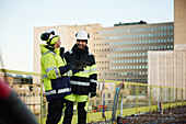 Zwei Ingenieure bei der Arbeit auf der Baustelle