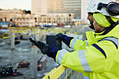 Zwei Ingenieure auf der Baustelle