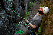 Ansicht von Bergsteigern, die ein Seil halten