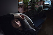 Trauriger Mann mit Depressionen im Bett liegend