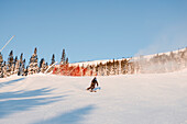 Blick auf Skifahrer auf Skipiste