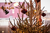 Verschiedene Ornamente am Weihnachtsbaum