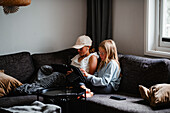 Mädchen auf Sofa mit digitalen Tablets