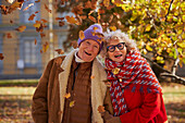 Porträt eines älteren Paares mit Blick in die Kamera
