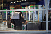 Frau am Fahrkartenschalter im Bahnhof