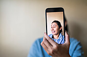 Frau macht Selfie mit Smartphone