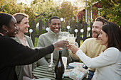 Glückliche Freunde feiern eine Party im Garten