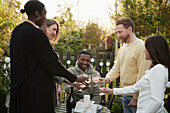 Glückliche Freunde feiern eine Party im Garten