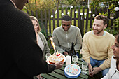 Glückliche Freunde feiern eine Party im Garten