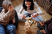 Kinder spielen Jenga zu Hause