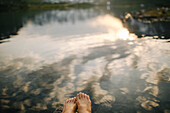 Blick auf die Füße einer Person im Wasser