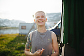 Lächelnde Frau auf dem Campingplatz