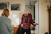 Älteres Paar tanzt zu Hause