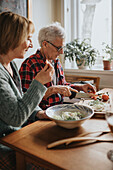 Älteres Paar bei der Essenszubereitung zu Hause