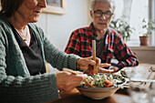 Älteres Paar macht Salat zu Hause