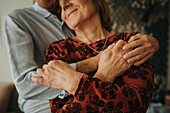 Älteres Paar umarmt sich zu Hause