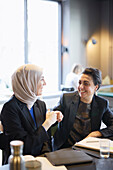 Geschäftsfrauen im Gespräch im Cafe