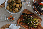 Kartoffeln und Spargel für das Ostermahl