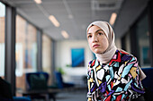 Geschäftsfrau im Hidschab im Büro
