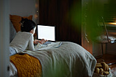 Mädchen macht Hausaufgaben mit Laptop in ihrem Zimmer