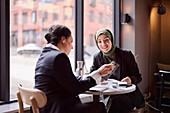 Zwei Geschäftsfrauen sitzen in einem Café