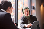 Zwei Geschäftsfrauen sitzen im Cafe