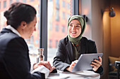 Zwei Geschäftsfrauen sitzen im Cafe