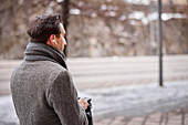 Eleganter Mann mit Smartphone auf der Straße