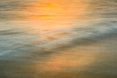 Langzeitbelichtung bei Sonnenuntergang von Farben auf dem Wasser