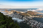 Blick vom Corcovado-Berg auf Rio de Janeiro mit dem Copacabana-Strand, dem Zuckerhut und dem Atlantischen Ozean im Hintergrund