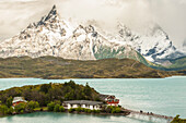 Chile, Patagonien. Lake Pehoe Lodge und die Berge der Horns