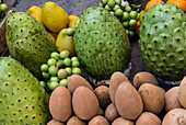 Frische tropische Früchte zum Verkauf im historischen Cartagena, Kolumbien.
