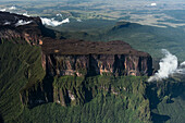 Der Mount Roraima ist der höchste Berg der Pakaraima-Kette von Tepui-Plateaus in Südamerika. Erstmals beschrieben wurde er vom englischen Entdecker Sir Walter Raleigh im Jahr 1596.