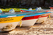 Mexiko, Baja California Sur, Todos Santos, Cerritos Strand. Boote ziehen am Strand auf.
