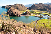 Mexiko, Baja California Sur, Meer von Cortez, Bucht von Loreto. Blick auf das Golf Resort und Spa vom Nopolo Rock