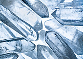 Nahaufnahme von transparenten Quarzkristallen