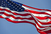Gepixelte amerikanische Flagge vor dem Himmel