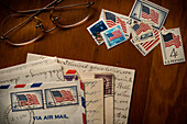 Briefe mit Briefmarken der amerikanischen Flagge auf einem Tisch