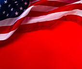 Amerikanische Flagge vor rotem Hintergrund