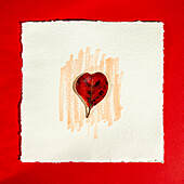 Rotes Blatt in Form eines Herzens auf Aquarellpapier