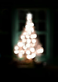 Unscharf beleuchteter Weihnachtsbaum bei Nacht