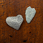 Herzförmige Steine auf Holzoberfläche