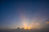 Blauer Himmel bei Sonnenaufgang