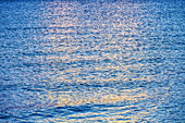 Ruhige Meeresoberfläche reflektiert Sonnenlicht